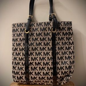 Large Michael Kors Shoulder Bag- Tan&Black w Gold